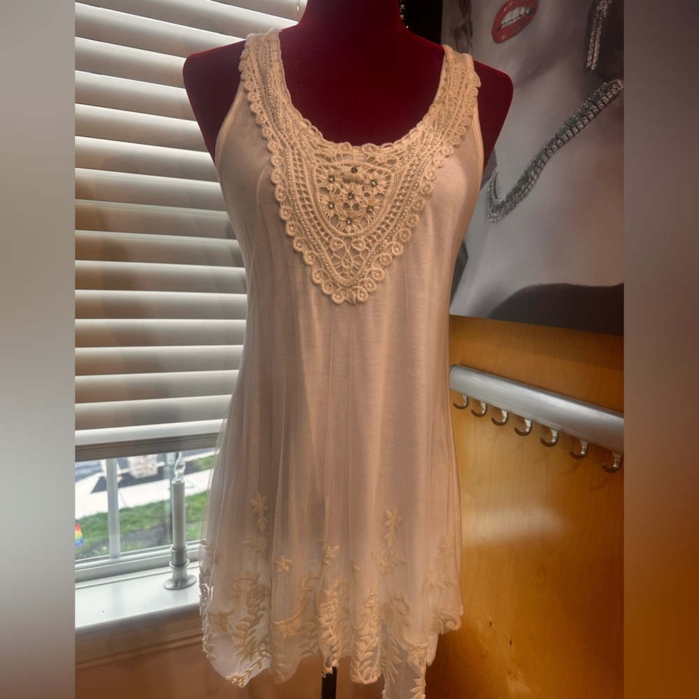 Beautiful women’s lace and pearl trim sleeveless top with a touch of bling
Sz S
